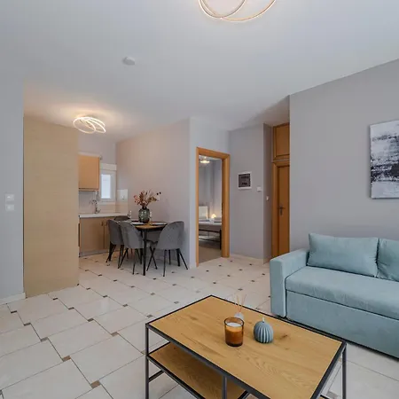 P Deluxe A4 네아 미카니오나